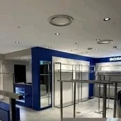 매장 중앙의 진열 집기와 천장 조명