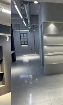 선반 조명이 들어온 미용실 진열 벽면