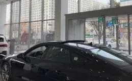 유리 커튼월 너머로 거리가 보이는 쇼룸 내부