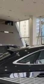 쇼룸 천장 구조와 전시 차량