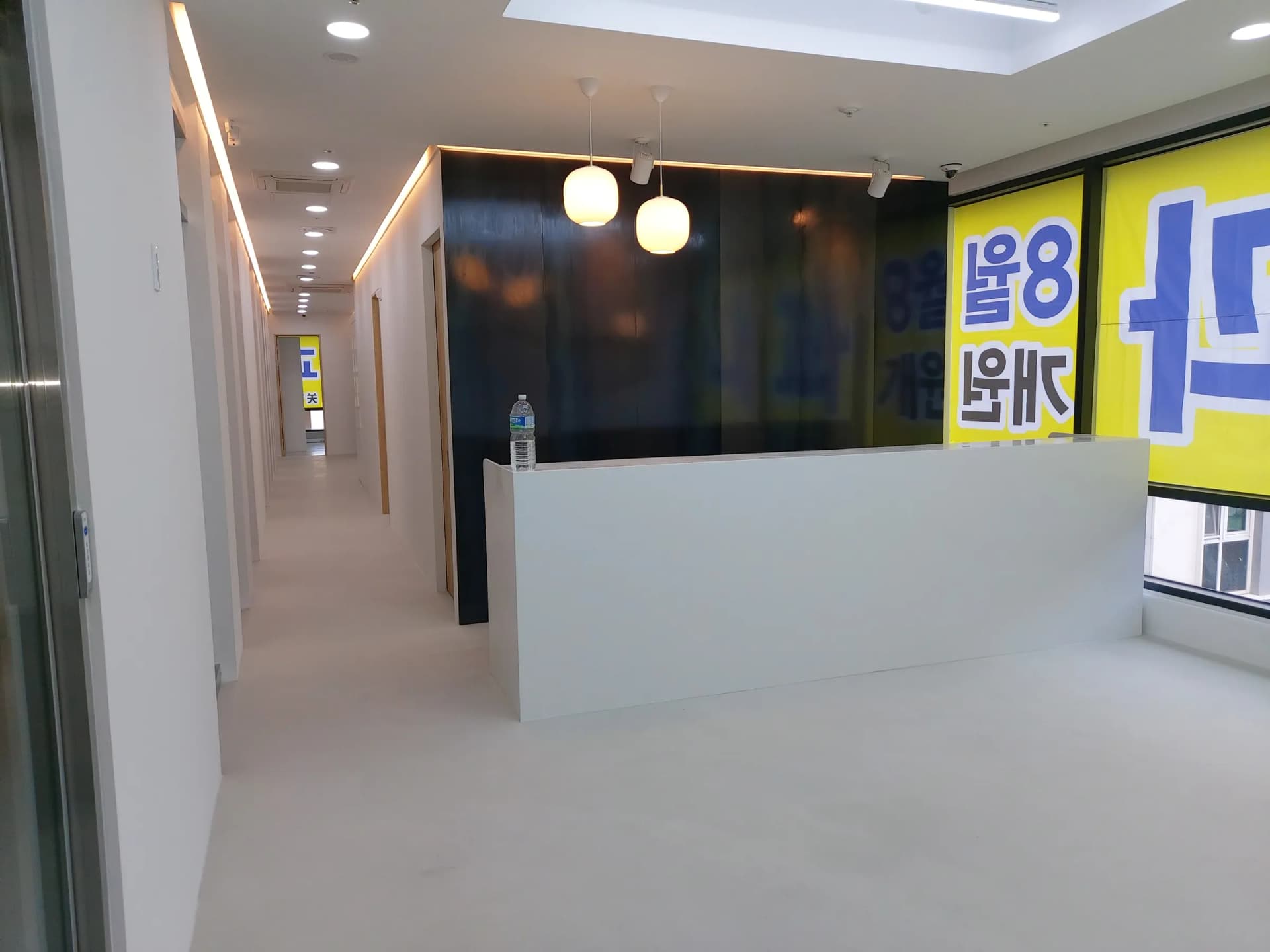 마감이 끝난 의원 접수 카운터와 진료 복도 전경