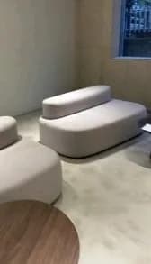 곡선형 소파와 원형 테이블이 놓인 카페 좌석