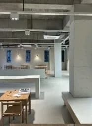 넓은 홀에 테이블이 배치된 카페 내부