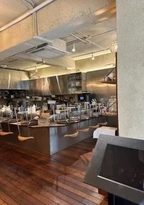 바 의자가 놓인 매장 내부의 원목 바닥 마감 상태