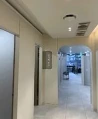 마감을 마친 병원 복도와 진료실 출입문