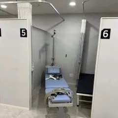번호가 붙은 진료 구역과 이동식 침대