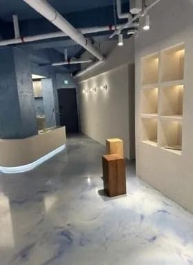 마감을 마친 카페 바닥과 기둥