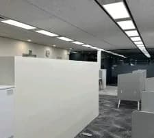 정리된 캐비닛과 카펫 바닥의 사무 공간