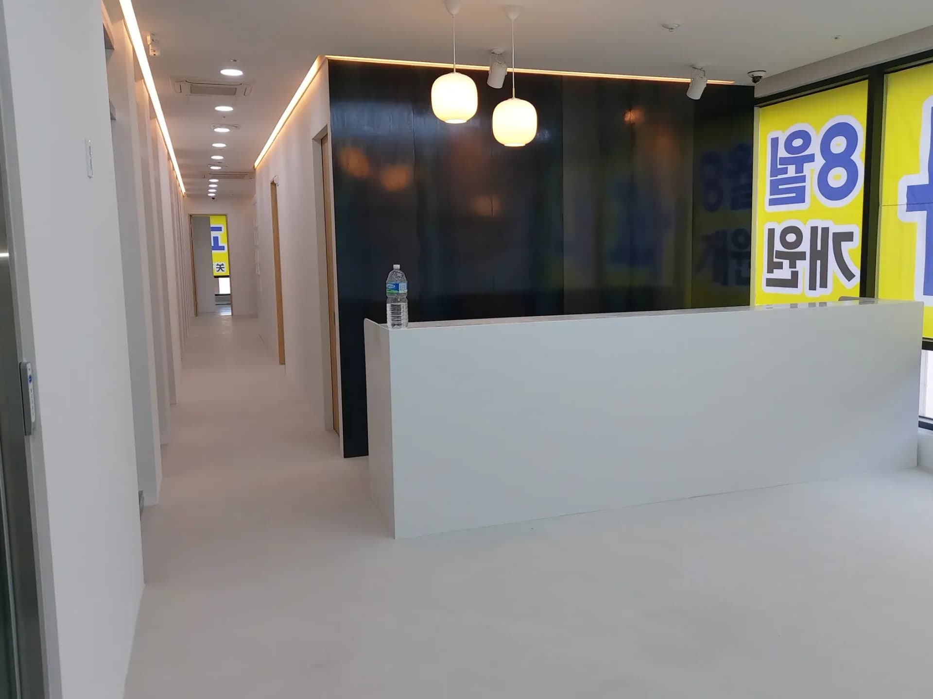 마감이 끝난 의원 접수 카운터와 진료 복도 전경